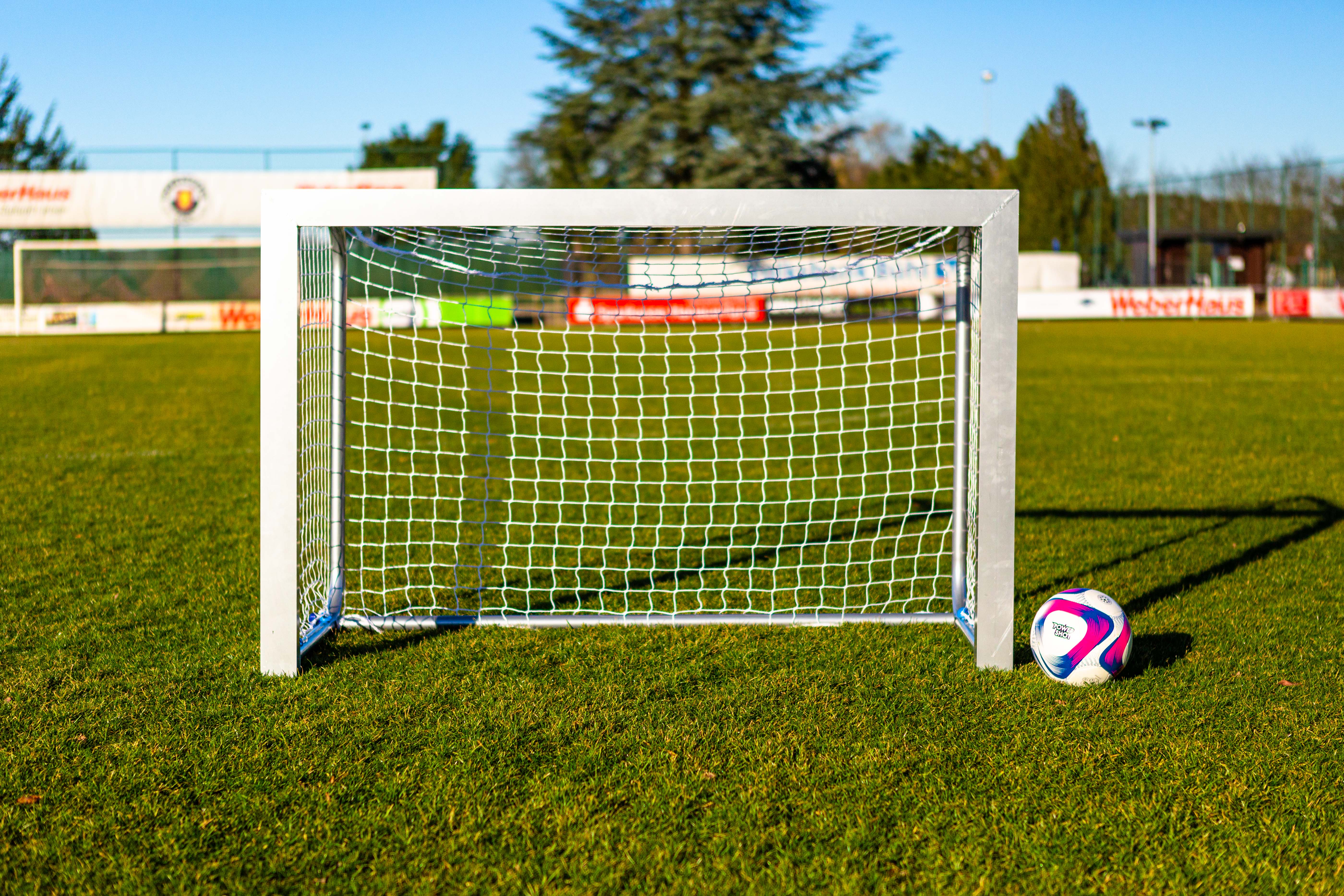 How to choose a football goal