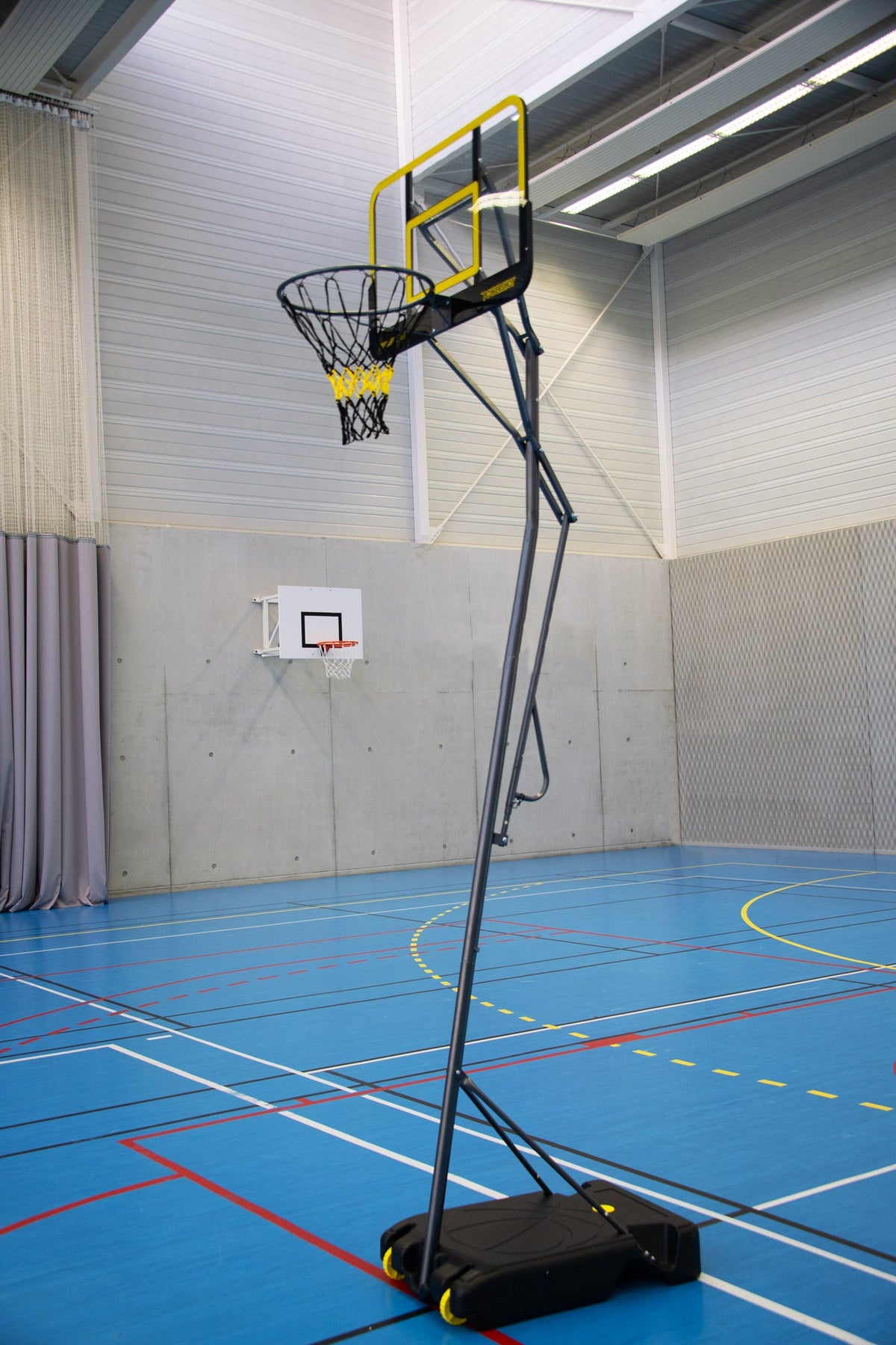 Verplaatsbare basketbalring, in hoogte verstelbaar van 2.43m tot 3.05m