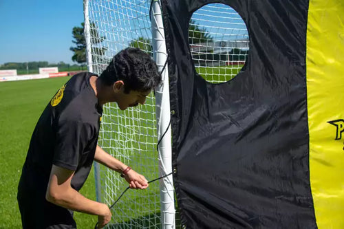 Fußballtor 3 x 2m STADIUM + Schusswand mit Flagge