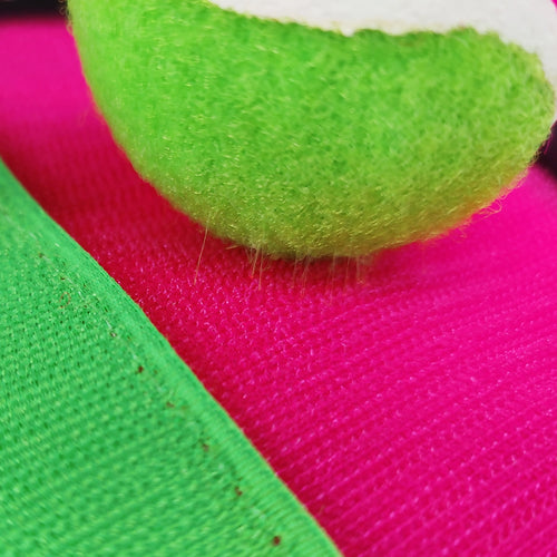 Klettballspiel mit Schlägern und Ball