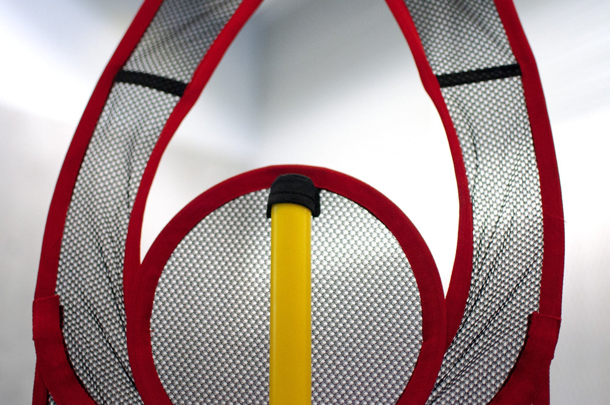 Defensieve basketbalpop met slalompaal en verzwaarde voet