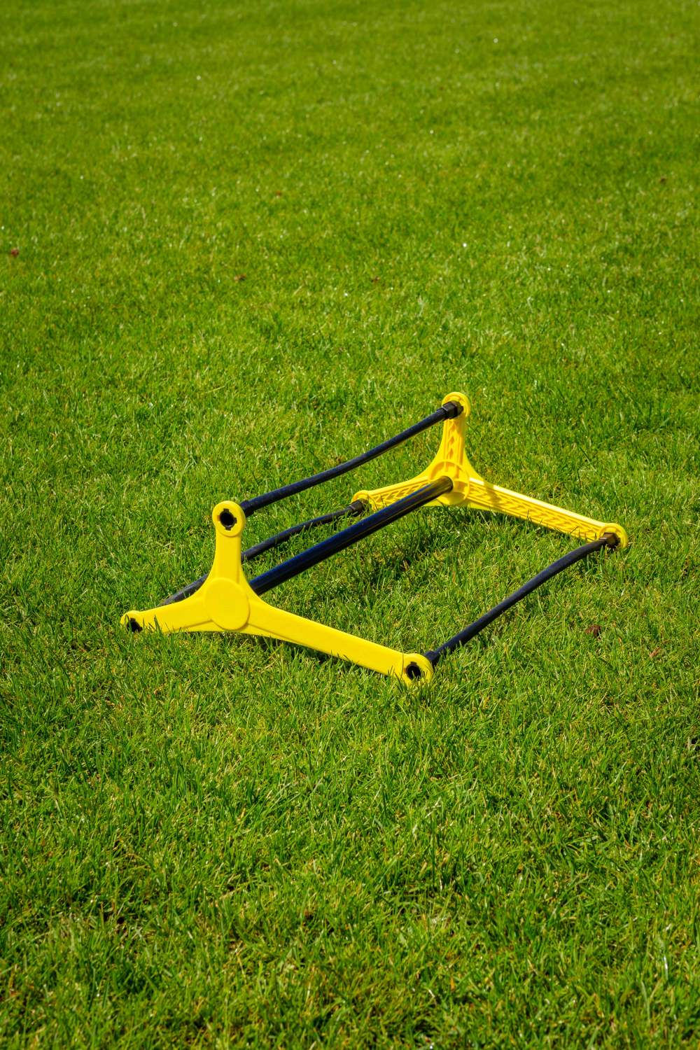 Dreieckige Agility-Hürde mit mehreren Höhen