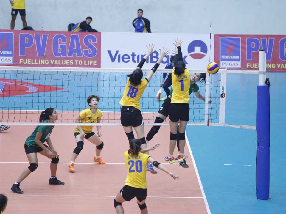 Stalen volleybalpalen voor wedstrijden - diameter 90mm met hulzen