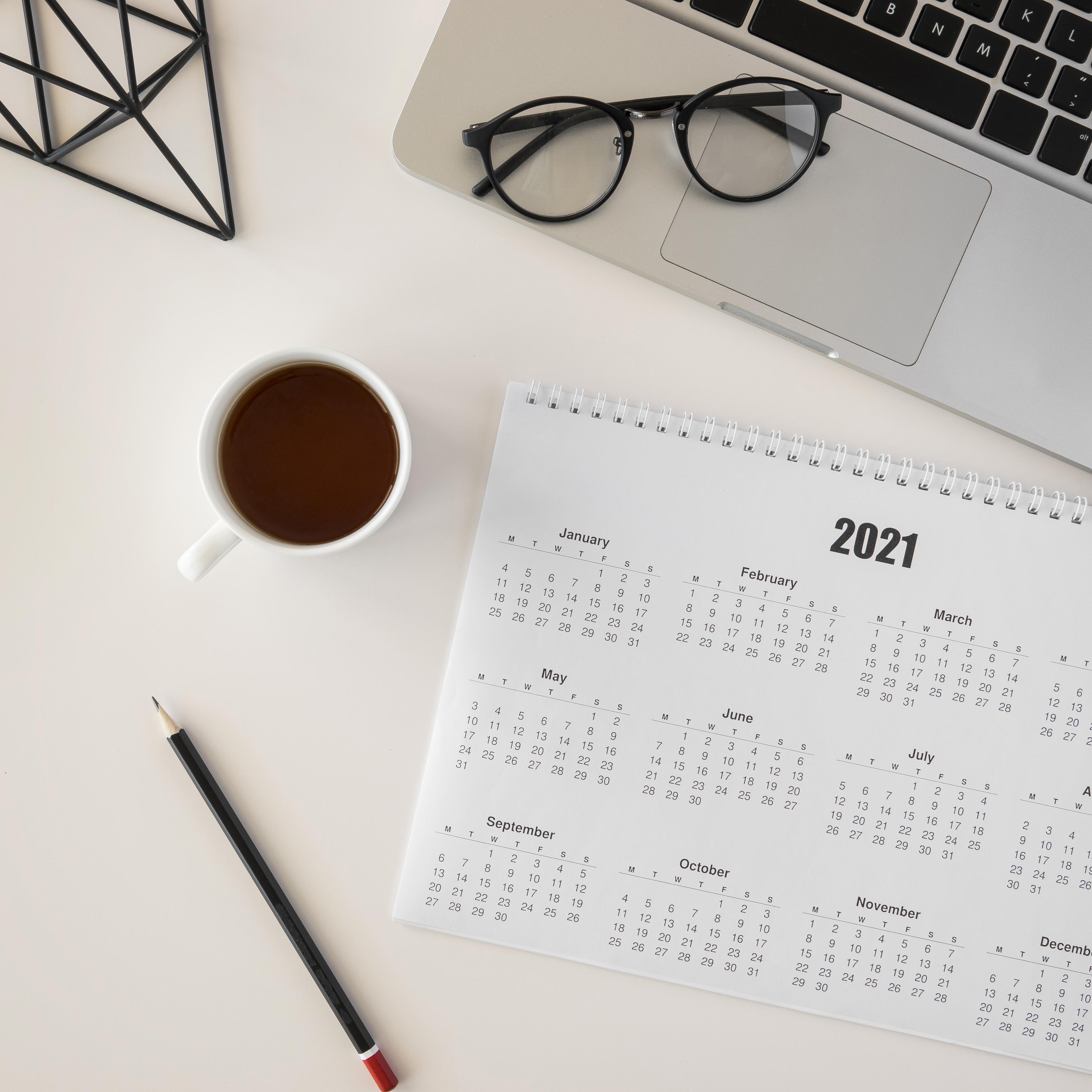 calendrier, lunettes et stylo
