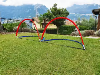 Ein Paar Fußballtore für den Garten mit Ball von Netsportique