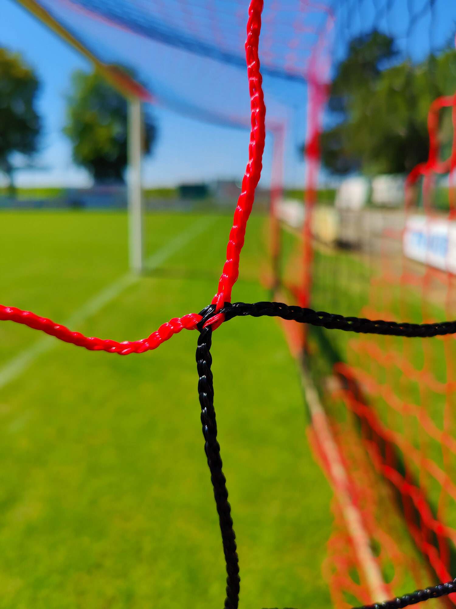 Image du produit : Gestreiftes Fußball Tornetz Rechteck 4mm - Schwarz / Rot