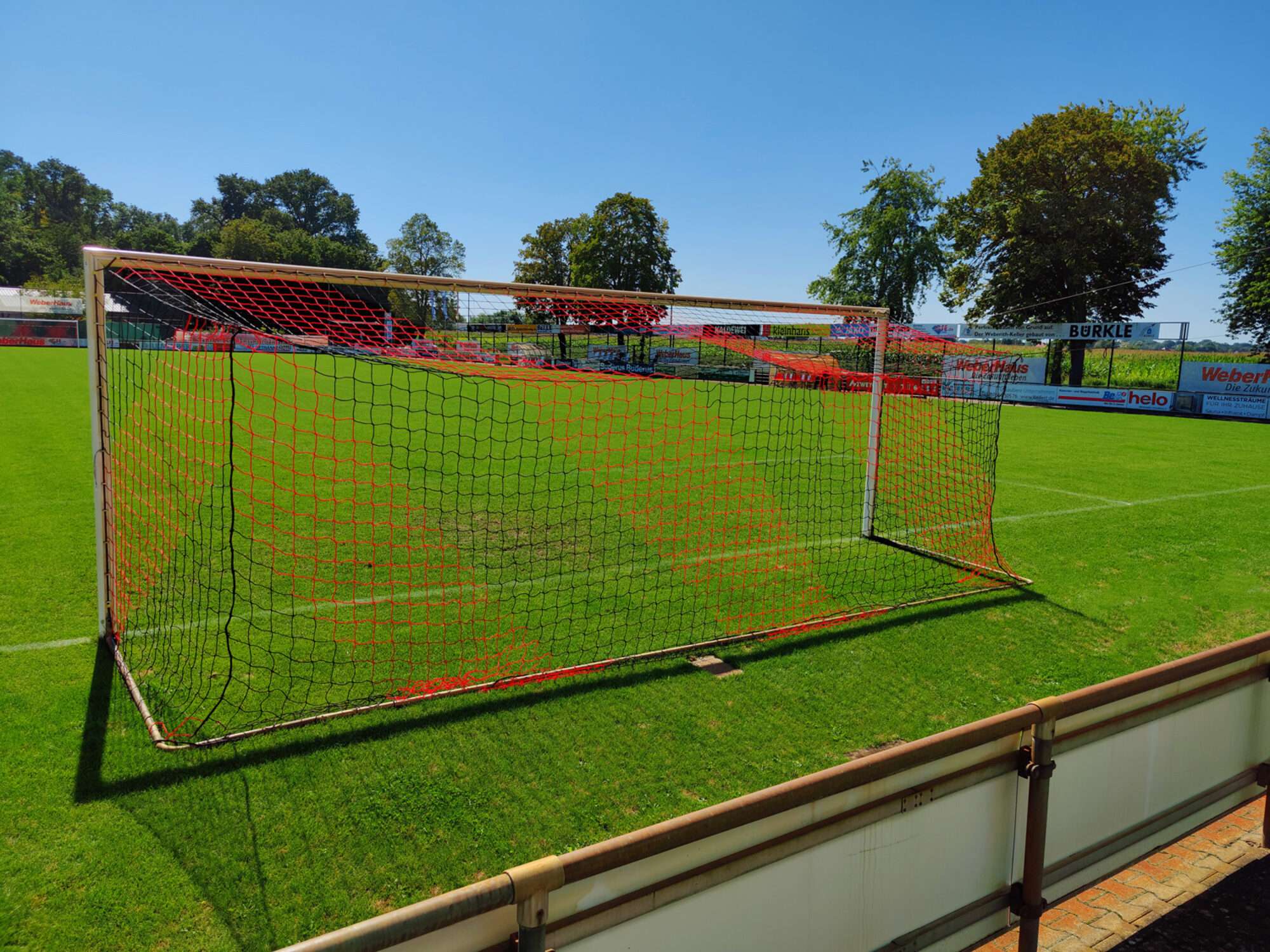 Image du produit : Gestreiftes Fußball Tornetz Rechteck 4mm - Schwarz / Rot