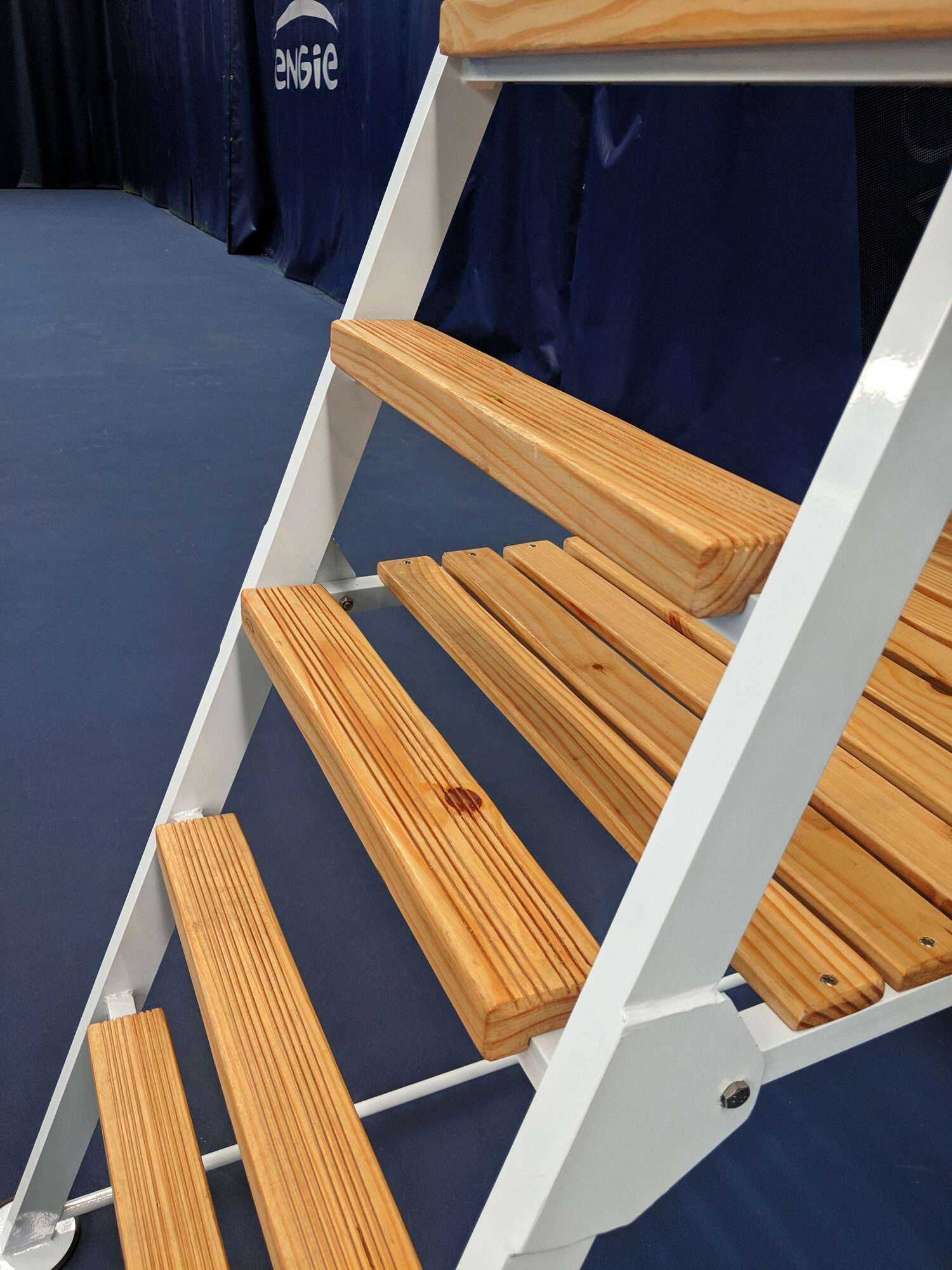 Image du produit : Tennis Schiedrichterstuhl ALU Weiss - Holzverkleidung